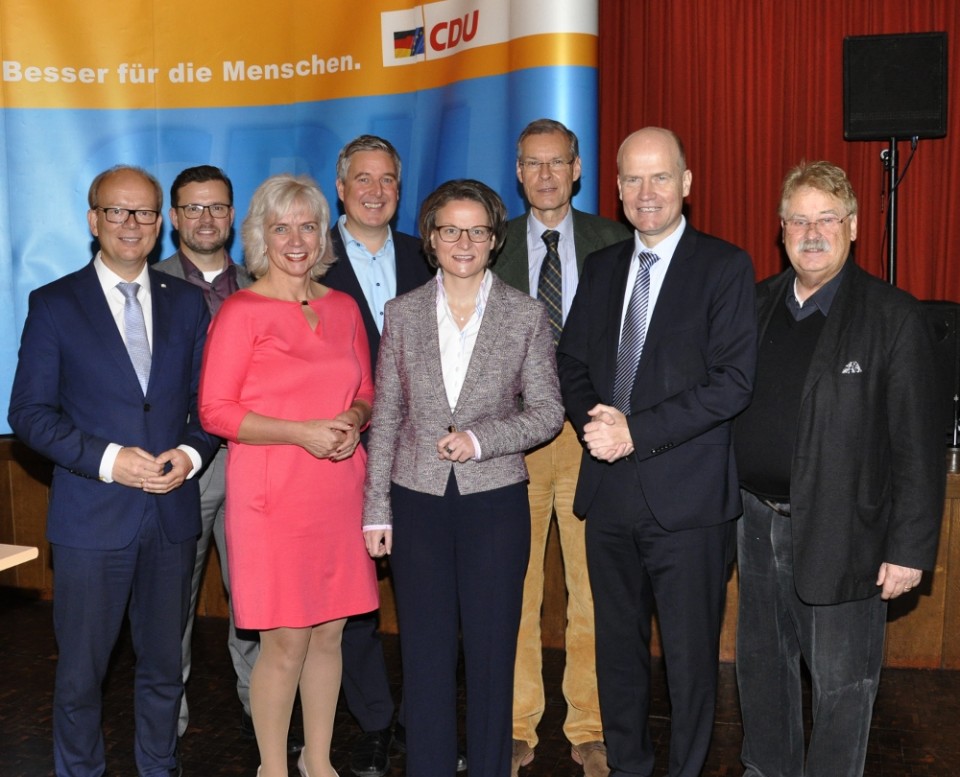 Viele prominente Gäste beim Tag der CDU (v.l.): André Kuper, Raphael Tigges, Angelika Wensing, Henning Schulz, Ina Scharrenbach, Sven-Georg Adenauer, Ralph Brinkhaus und Elmar Brok.