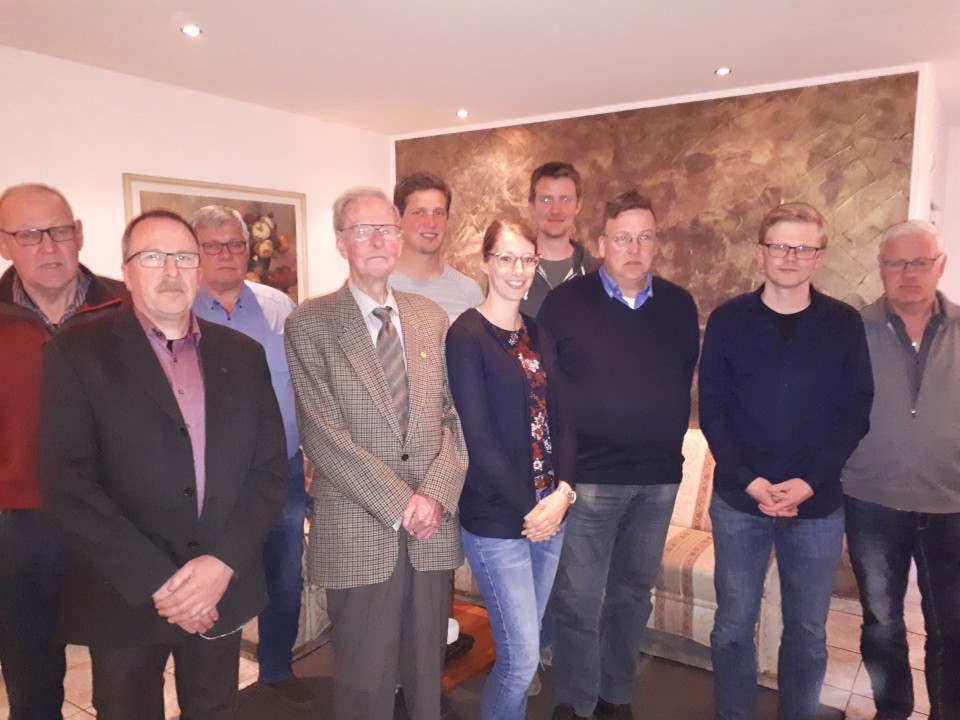 Das Bild zeigt den neuen Vorstand mit den geehrten Mitgliedern und CDU Stadtverbandsvize Ralf Harz (2. von links)